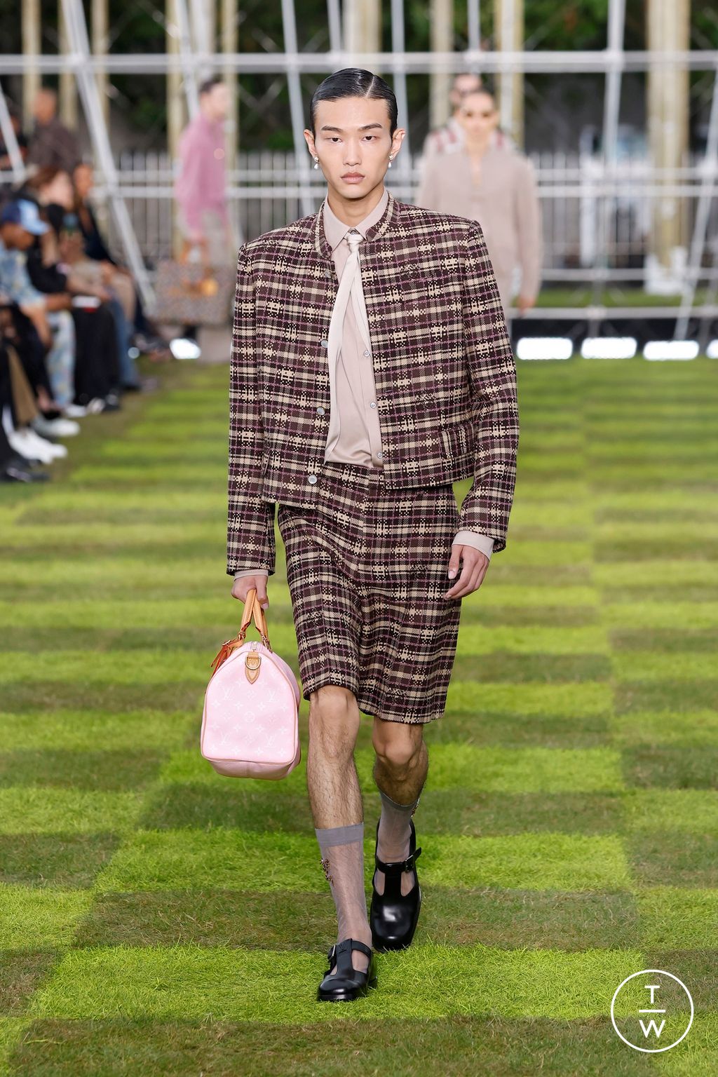 Fashion Week Paris Spring-Summer 2025 look 55 from the Louis Vuitton collection menswear