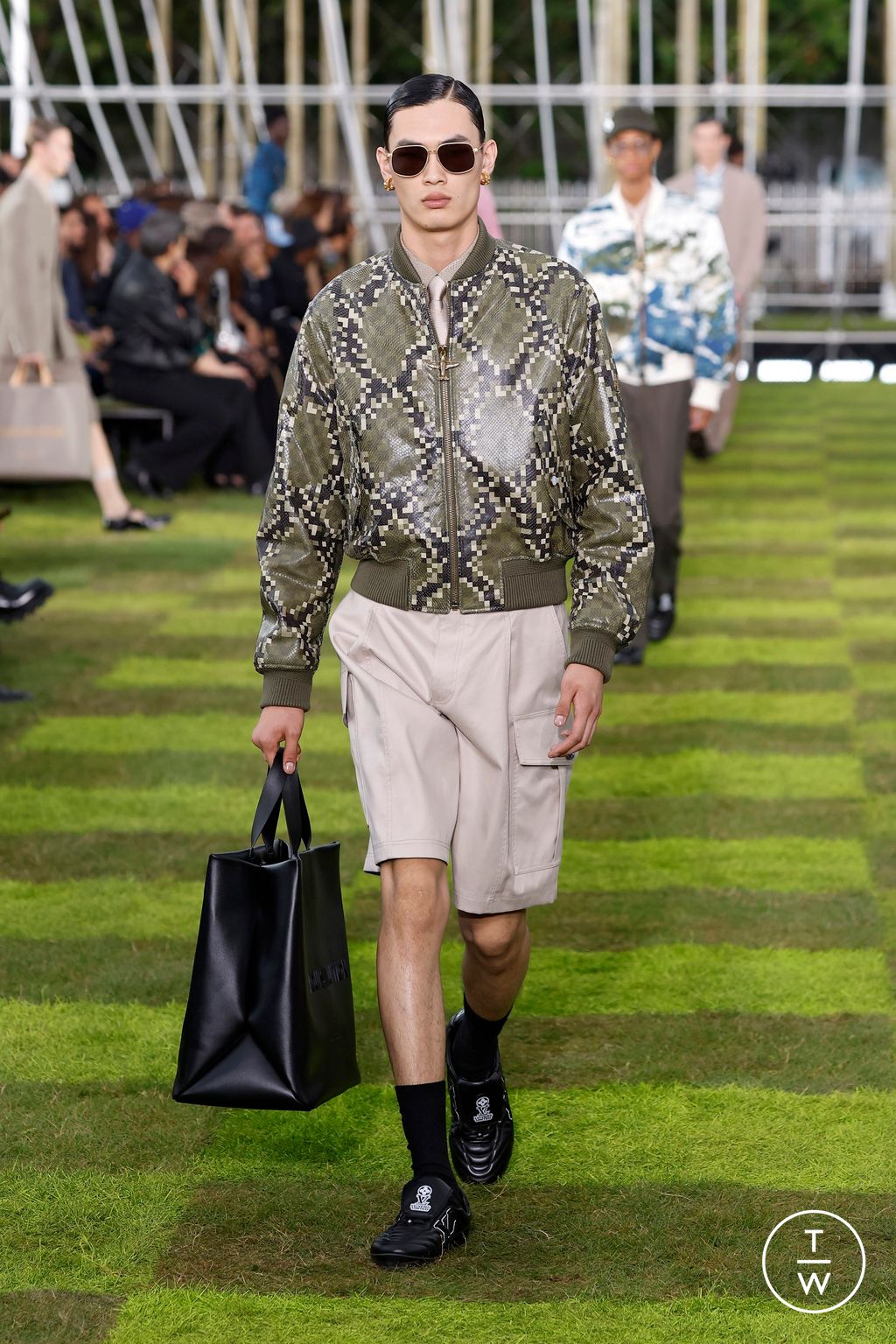 Fashion Week Paris Spring-Summer 2025 look 68 from the Louis Vuitton collection menswear