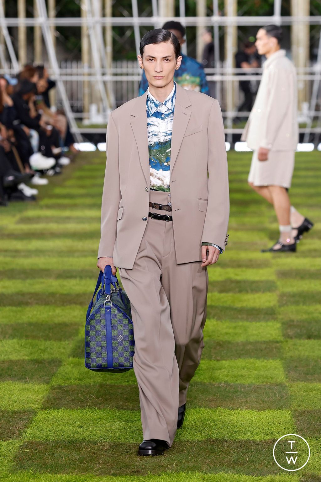 Fashion Week Paris Spring-Summer 2025 look 70 from the Louis Vuitton collection menswear