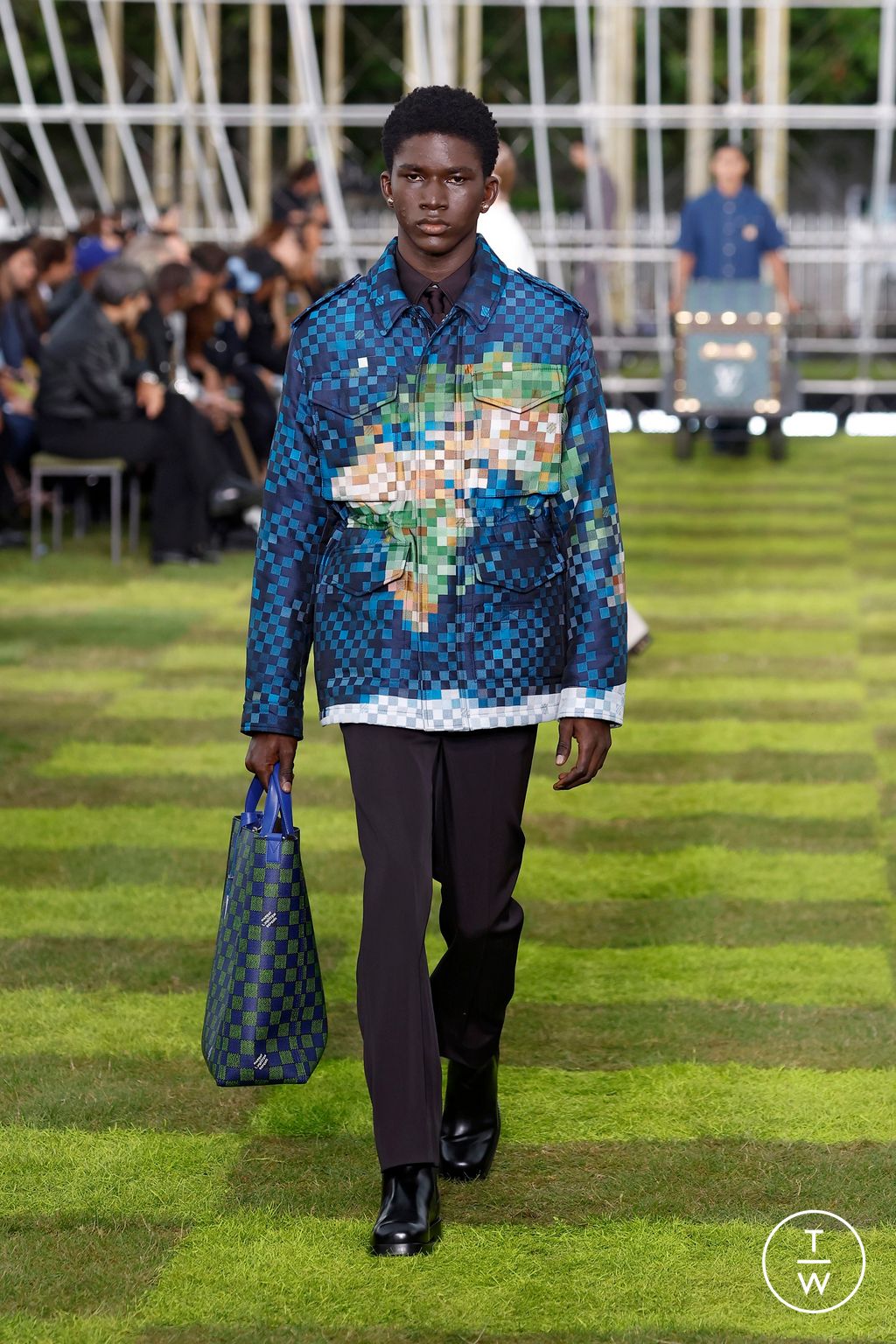 Fashion Week Paris Spring/Summer 2025 look 71 from the Louis Vuitton collection menswear