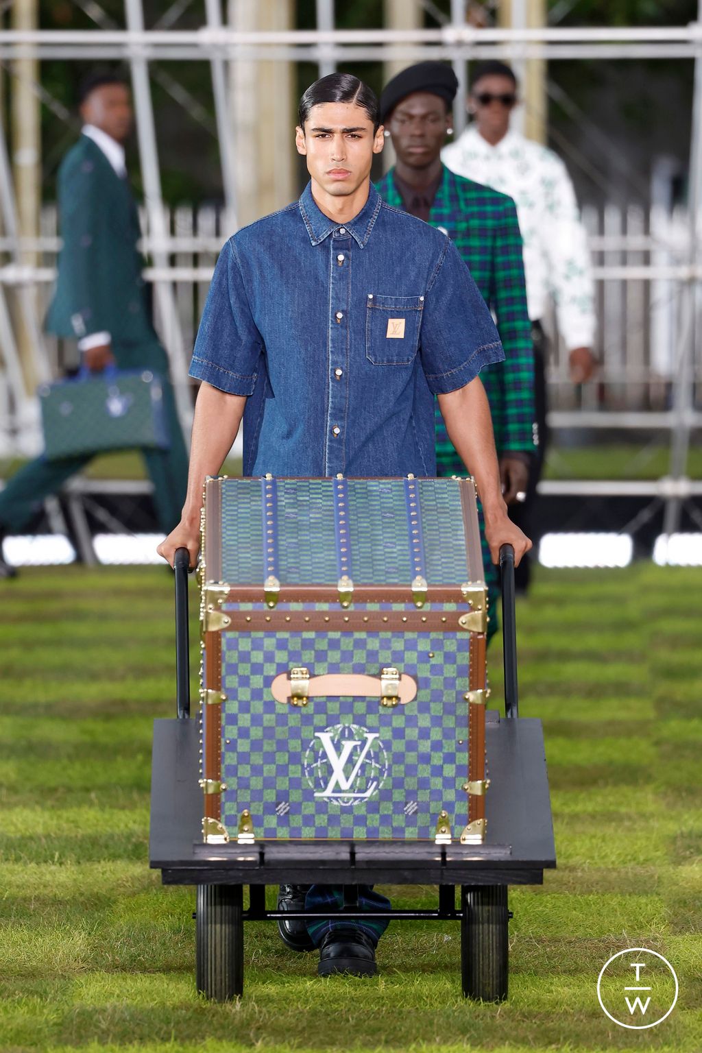 Fashion Week Paris Spring-Summer 2025 look 72 from the Louis Vuitton collection menswear