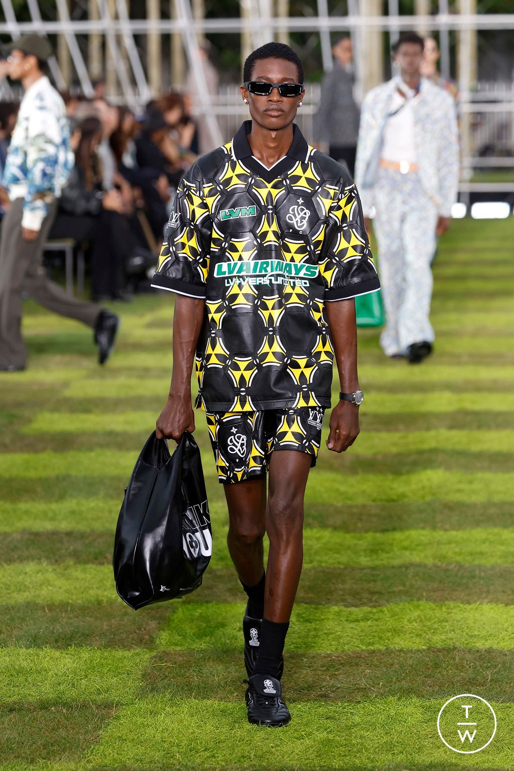 Fashion Week Paris Spring/Summer 2025 look 77 de la collection Louis Vuitton menswear