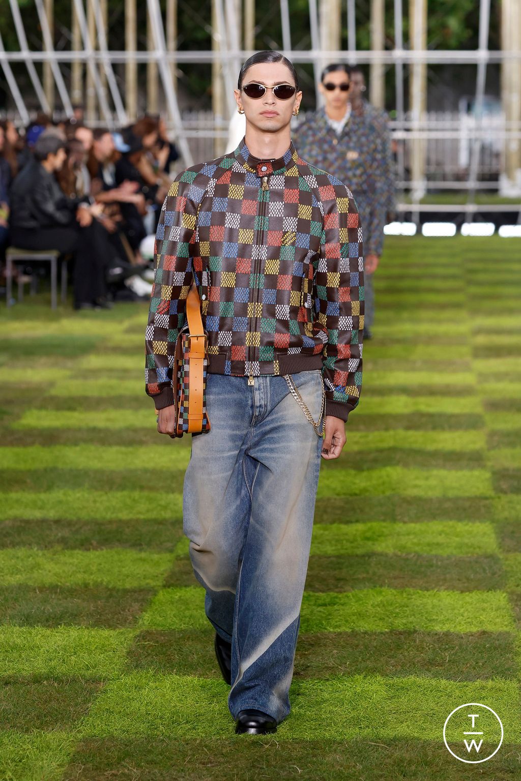 Fashion Week Paris Spring-Summer 2025 look 79 from the Louis Vuitton collection 男装