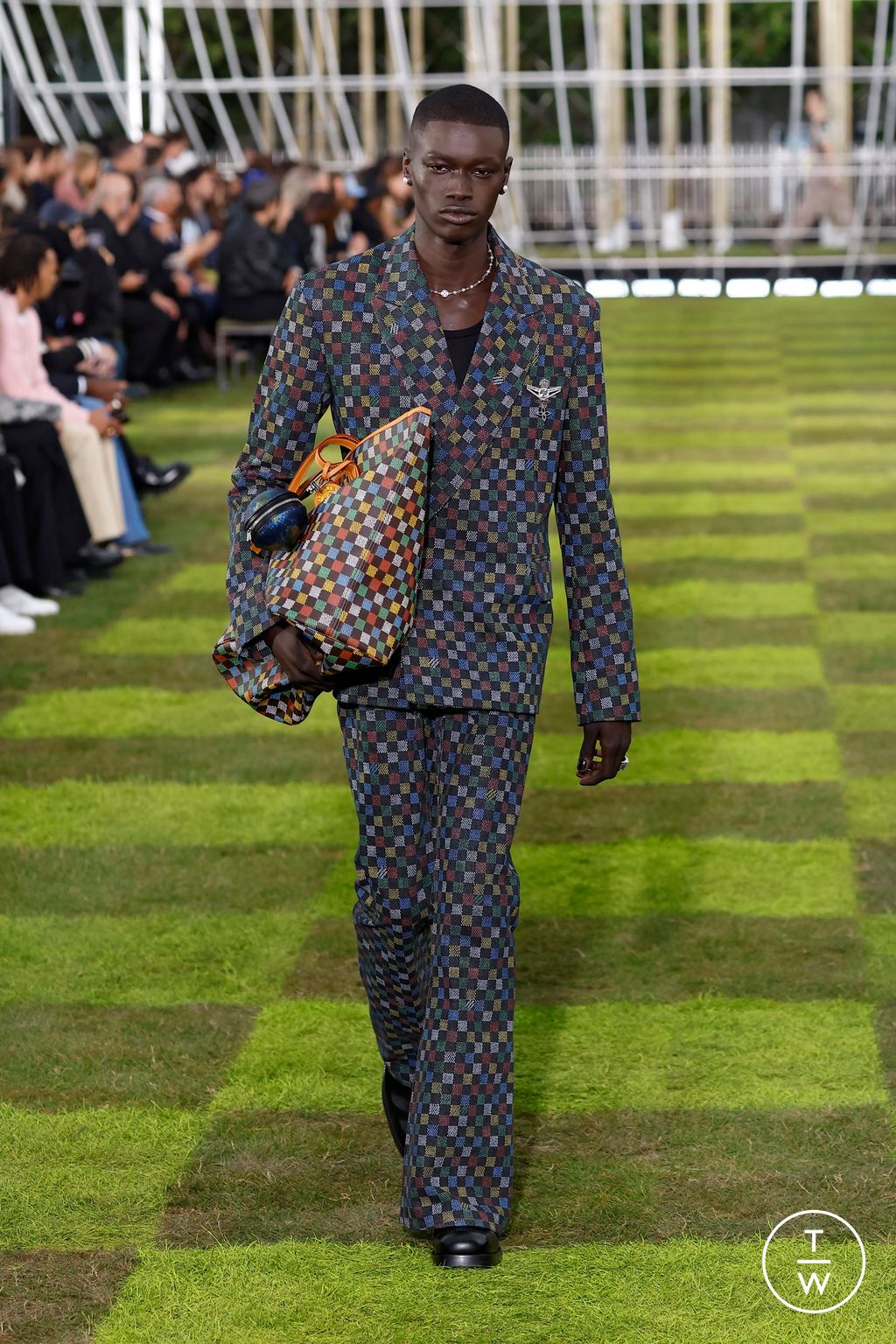 Fashion Week Paris Spring/Summer 2025 look 81 from the Louis Vuitton collection menswear