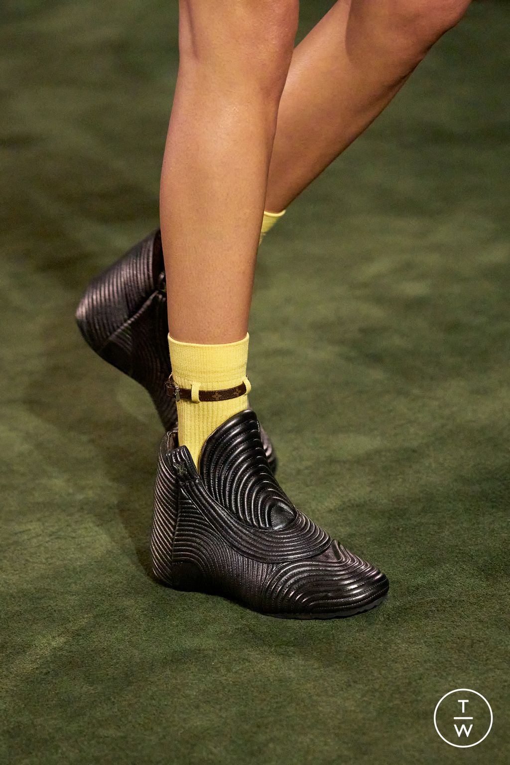 Fashion Week Paris Resort 2027 look 4 from the Louis Vuitton collection womenswear accessories