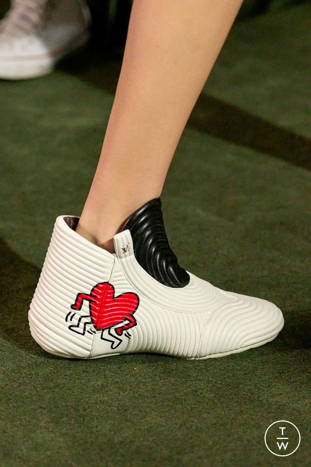 Fashion Week Paris Resort 2027 look 40 from the Louis Vuitton collection womenswear accessories