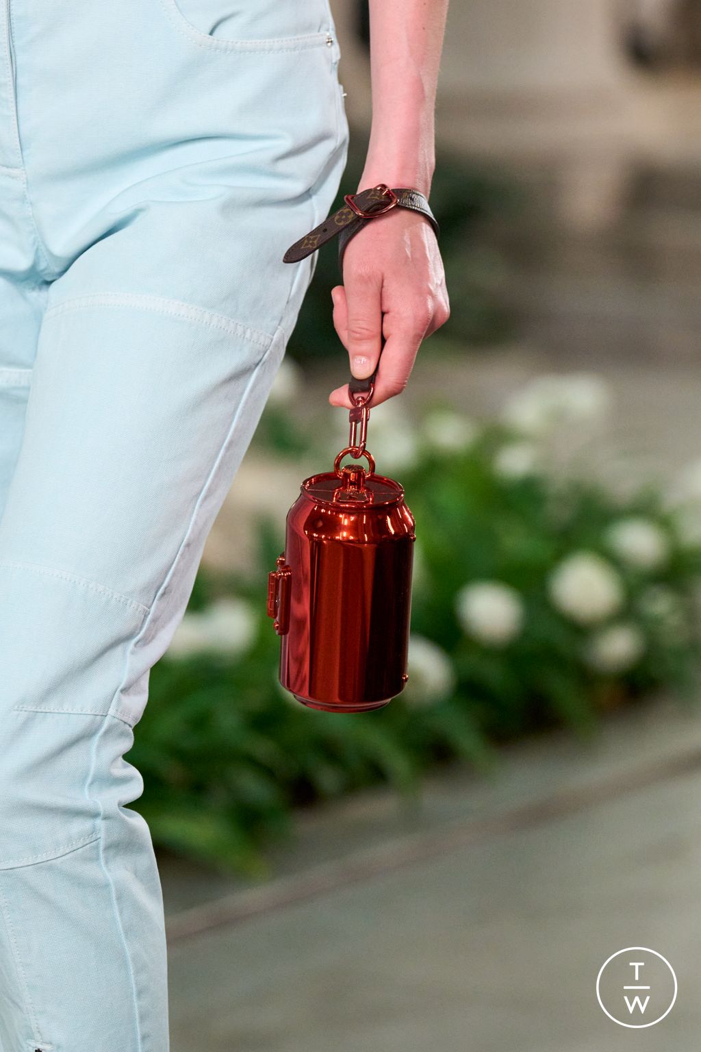 Fashion Week Paris Resort 2027 look 48 from the Louis Vuitton collection 女装配饰