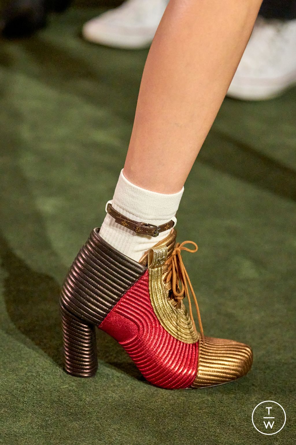 Fashion Week Paris Resort 2027 look 51 from the Louis Vuitton collection 女装配饰