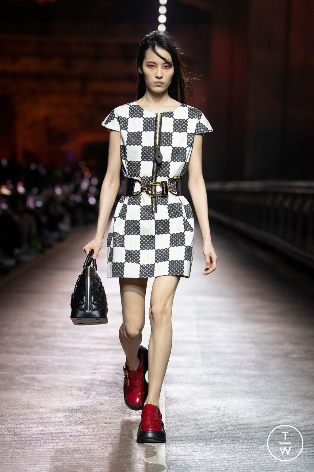 Fashion Week Paris Pre-Fall 2023 look 19 from the Louis Vuitton collection 女装