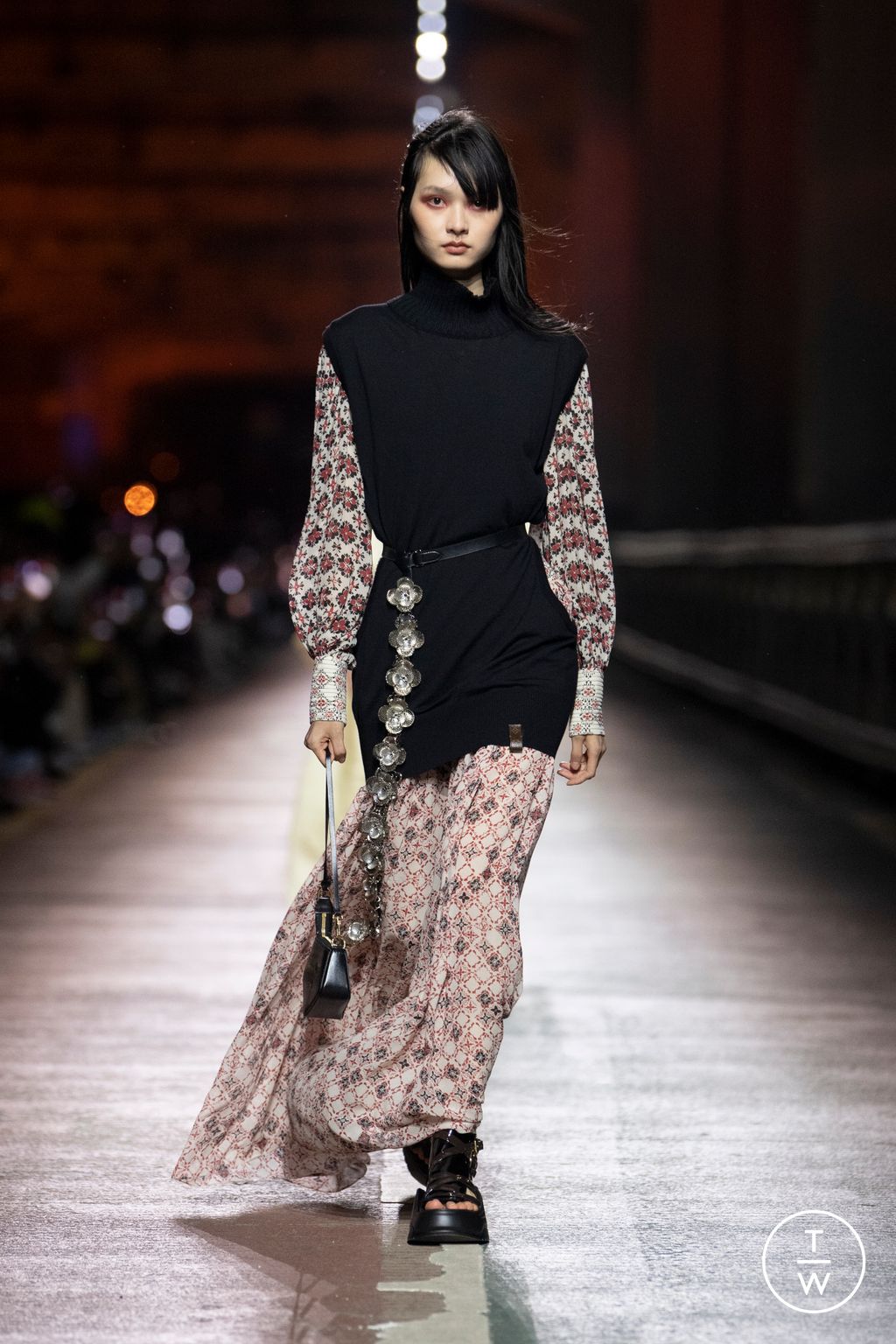 Fashion Week Paris Pre-Fall 2023 look 34 from the Louis Vuitton collection womenswear