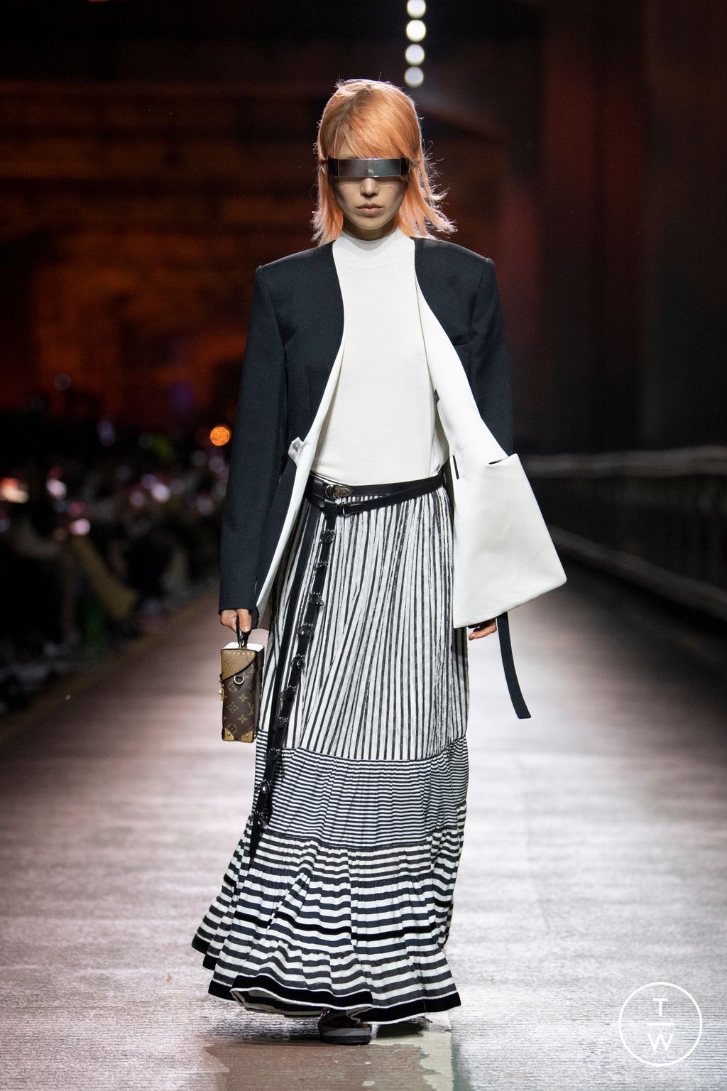 Fashion Week Paris Pre-Fall 2023 look 38 from the Louis Vuitton collection womenswear
