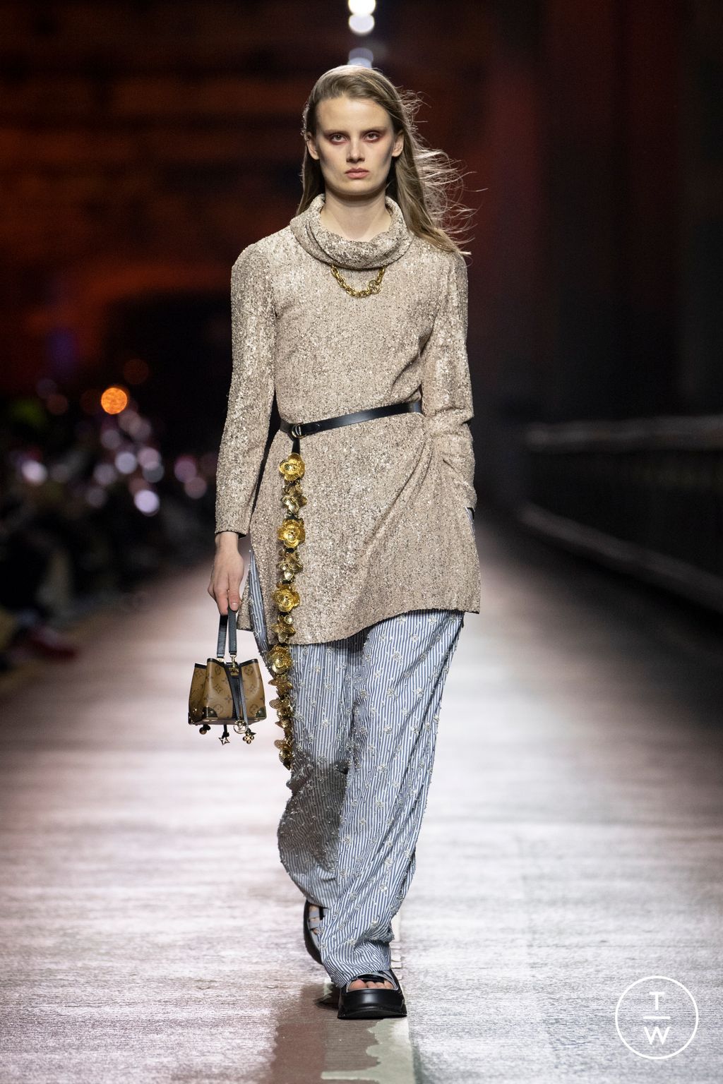 Fashion Week Paris Pre-Fall 2023 look 43 from the Louis Vuitton collection womenswear