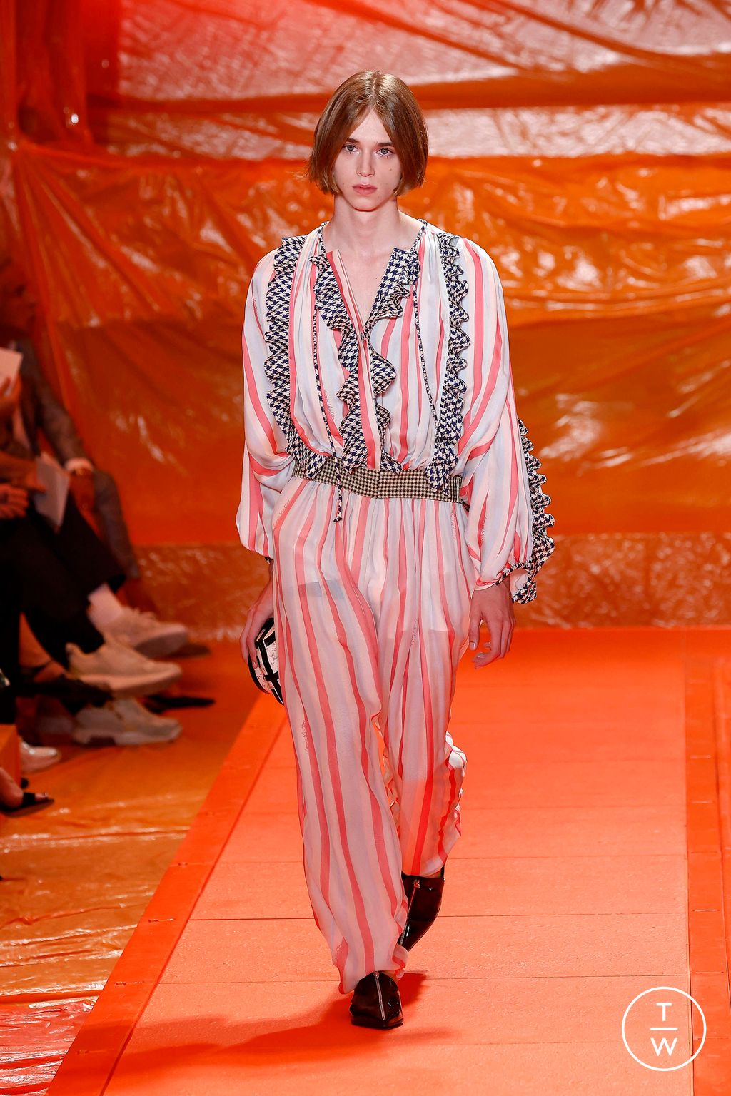 Fashion Week Paris Spring/Summer 2024 look 9 from the Louis Vuitton collection 女装