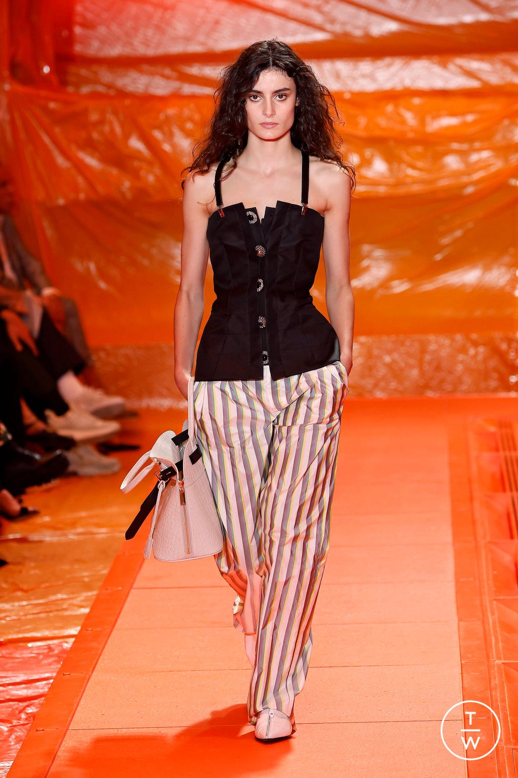 Fashion Week Paris Spring/Summer 2024 look 13 from the Louis Vuitton collection 女装
