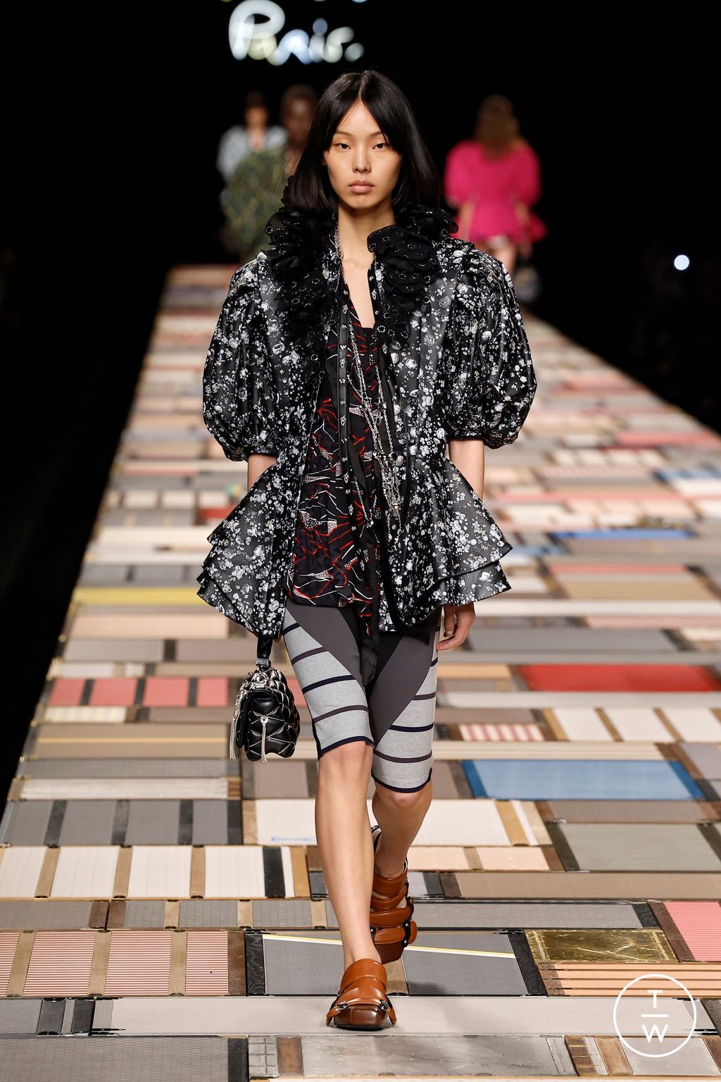 Fashion Week Paris Spring/Summer 2025 look 4 from the Louis Vuitton collection 女装