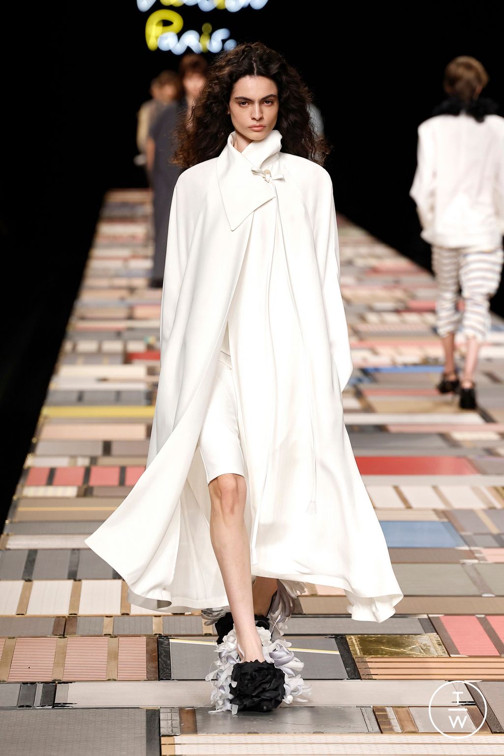 Fashion Week Paris Spring/Summer 2025 look 9 de la collection Louis Vuitton womenswear