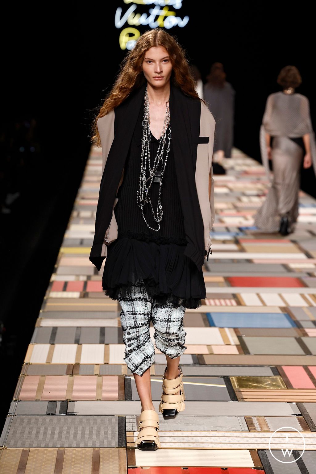 Fashion Week Paris Spring/Summer 2025 look 13 from the Louis Vuitton collection 女装