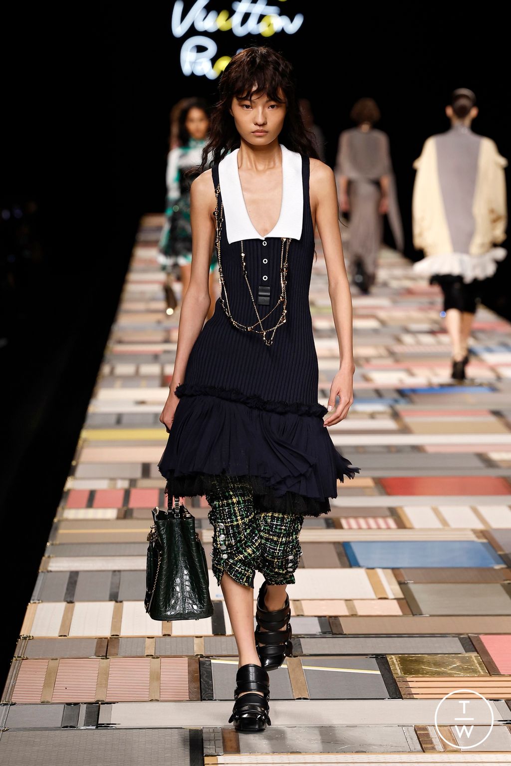 Fashion Week Paris Spring/Summer 2025 look 14 from the Louis Vuitton collection womenswear