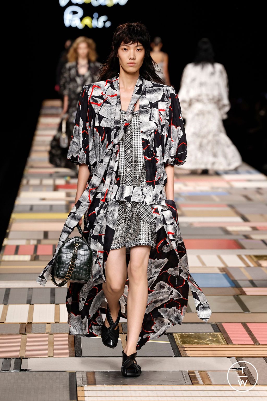 Fashion Week Paris Spring/Summer 2025 look 21 from the Louis Vuitton collection 女装