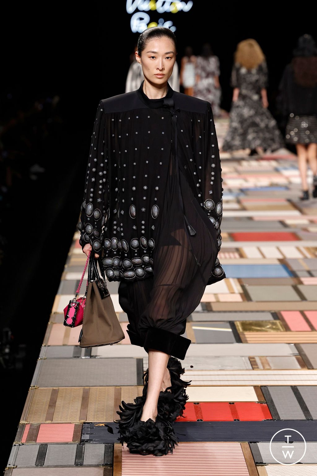 Fashion Week Paris Spring/Summer 2025 look 24 from the Louis Vuitton collection 女装
