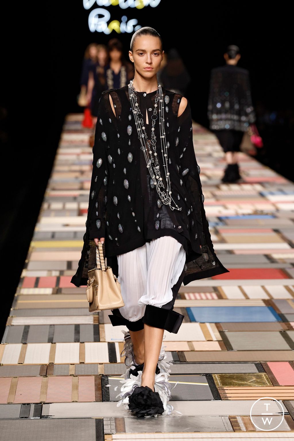 Fashion Week Paris Spring-Summer 2025 look 26 from the Louis Vuitton collection womenswear