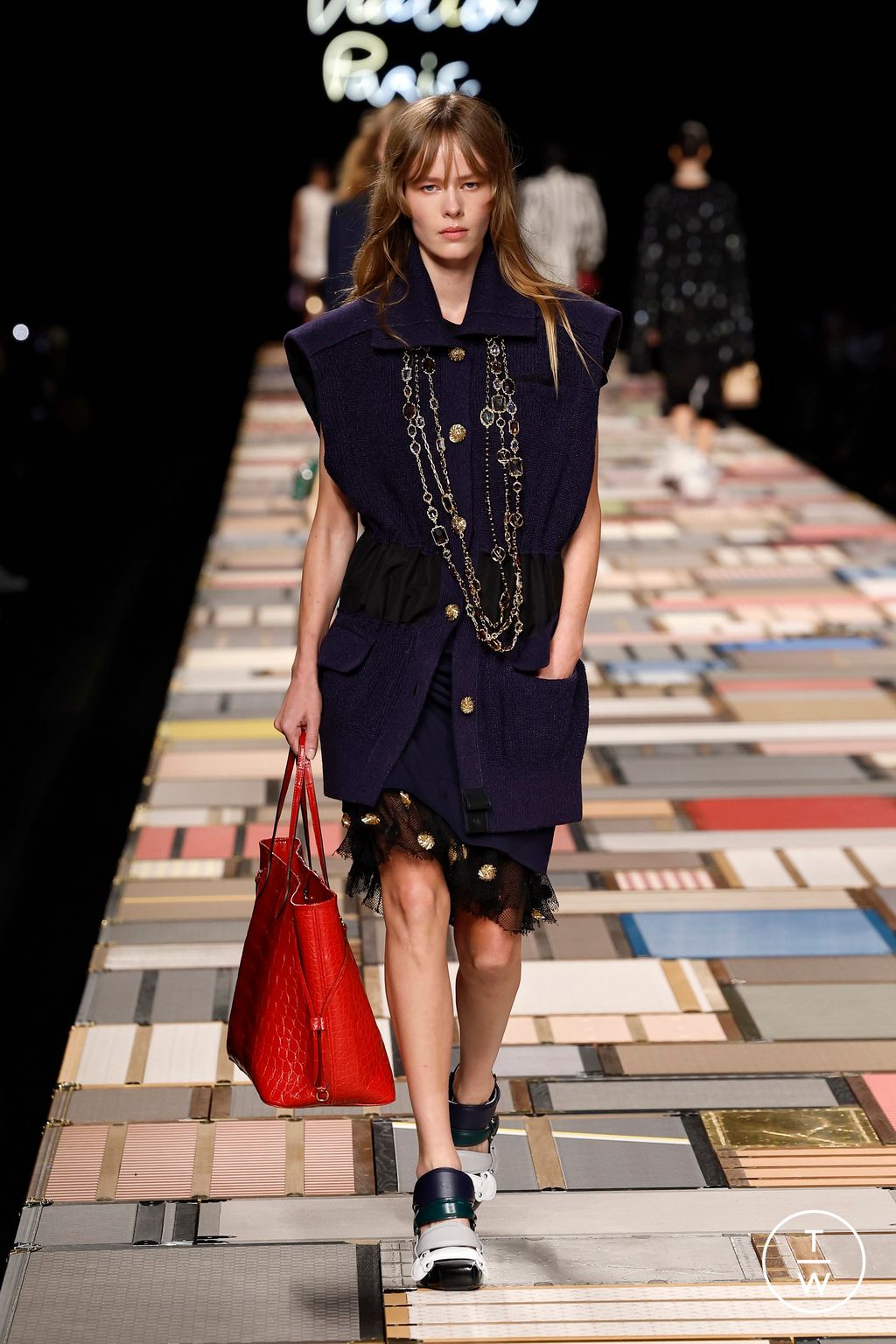 Fashion Week Paris Spring/Summer 2025 look 28 from the Louis Vuitton collection womenswear