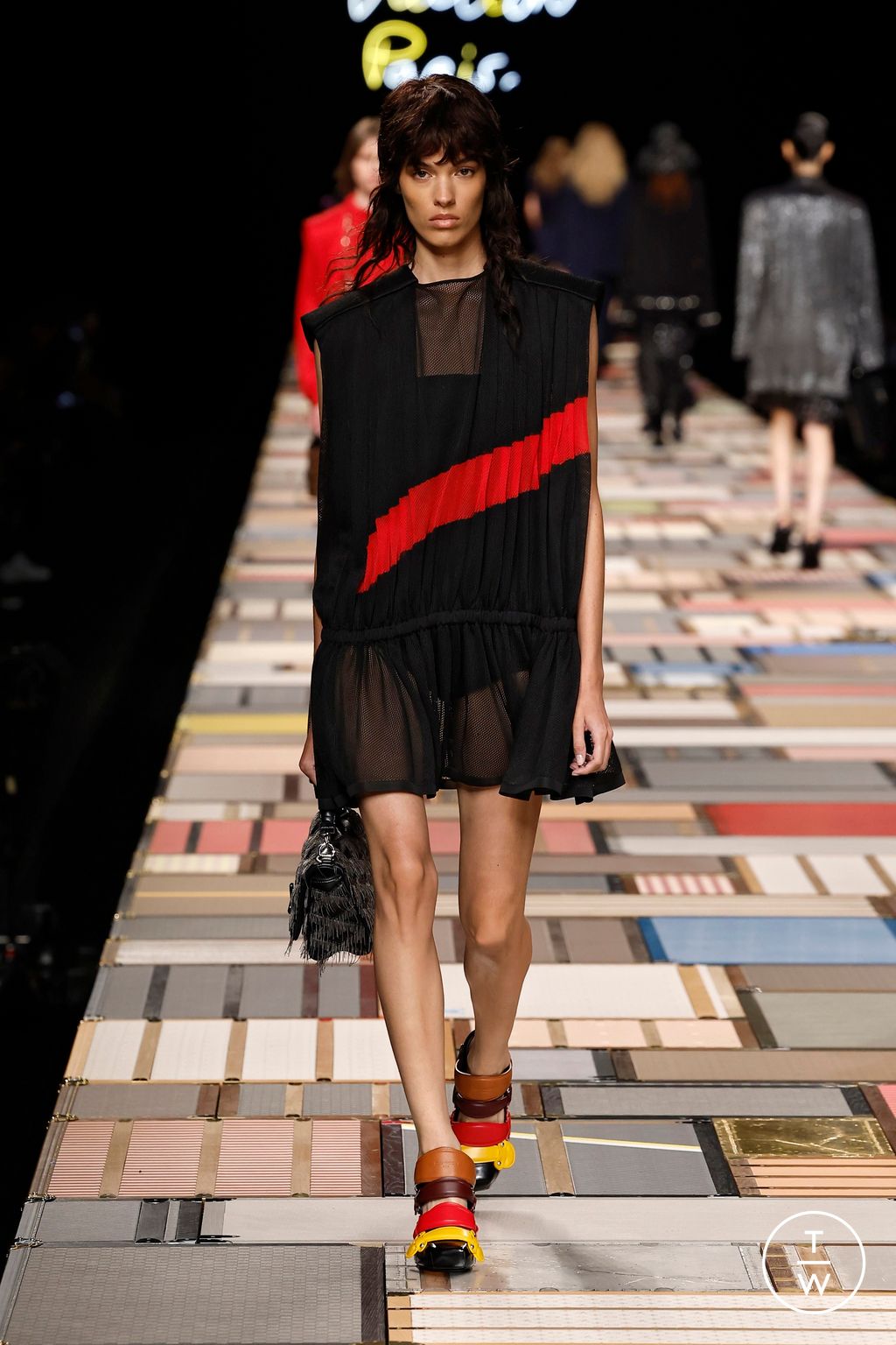 Fashion Week Paris Spring/Summer 2025 look 33 from the Louis Vuitton collection womenswear