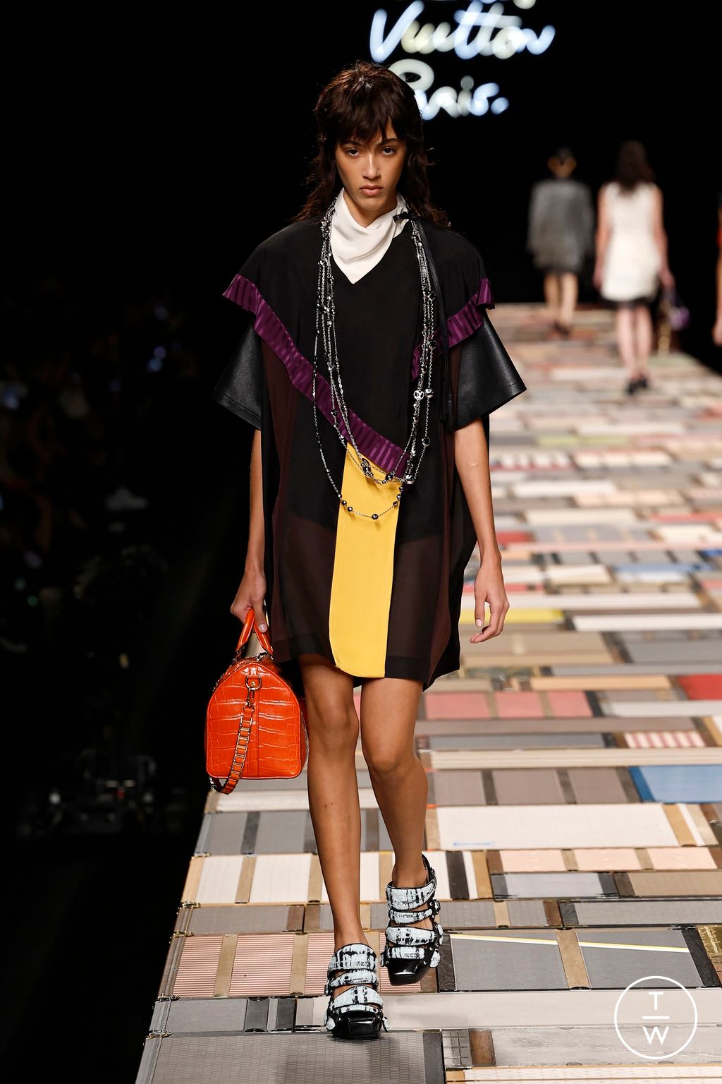 Fashion Week Paris Spring/Summer 2025 look 35 from the Louis Vuitton collection 女装