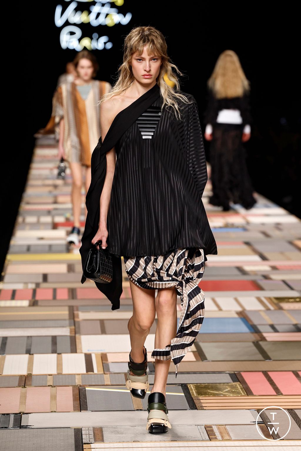 Fashion Week Paris Spring-Summer 2025 look 39 from the Louis Vuitton collection womenswear