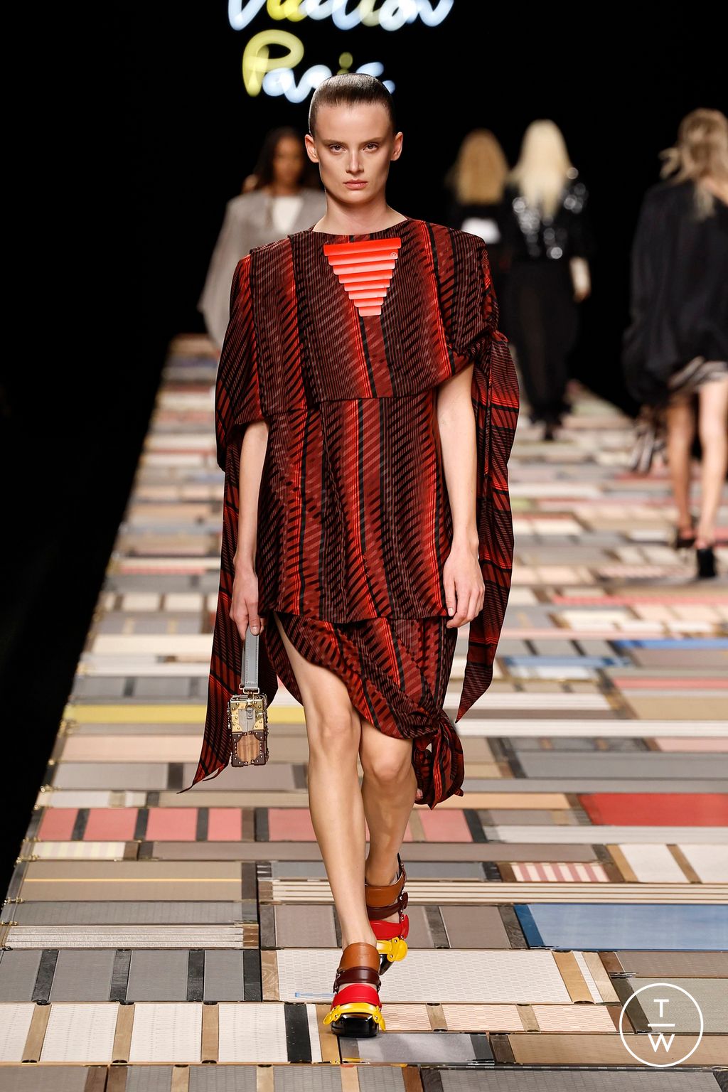 Fashion Week Paris Spring-Summer 2025 look 41 from the Louis Vuitton collection 女装