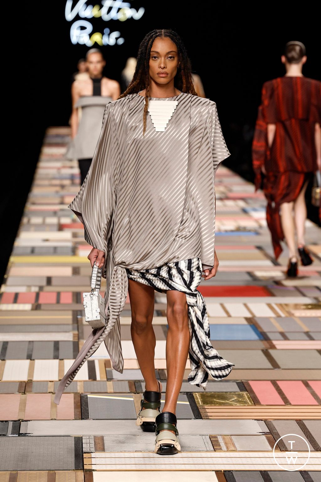 Fashion Week Paris Spring-Summer 2025 look 42 from the Louis Vuitton collection womenswear