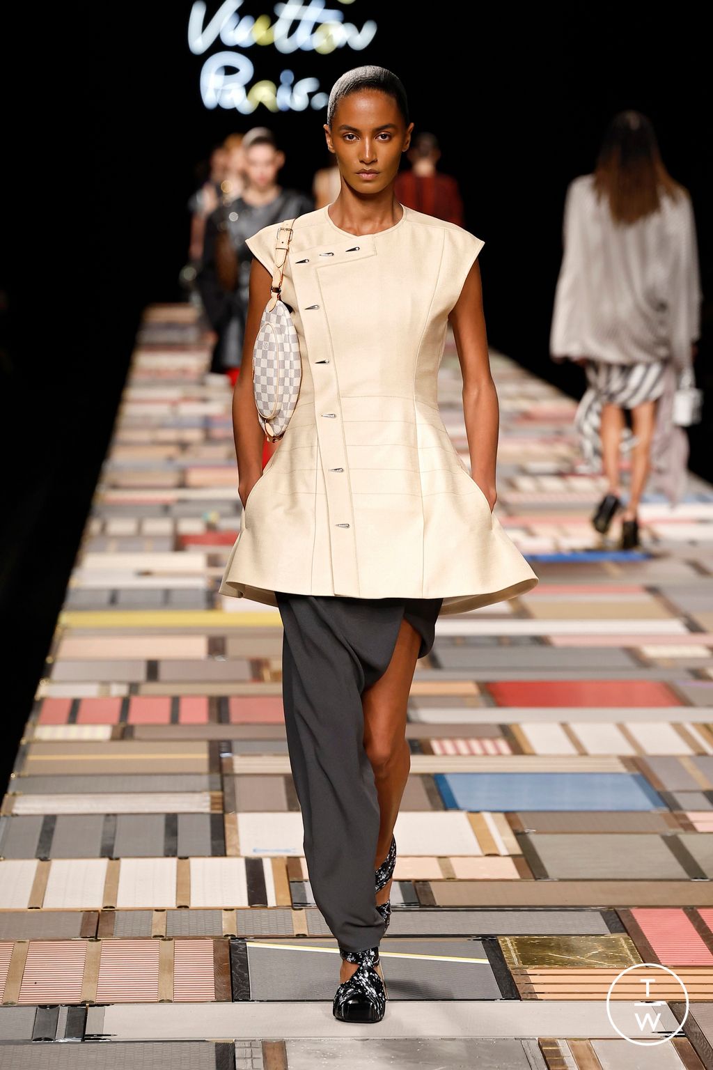 Fashion Week Paris Spring-Summer 2025 look 44 from the Louis Vuitton collection womenswear