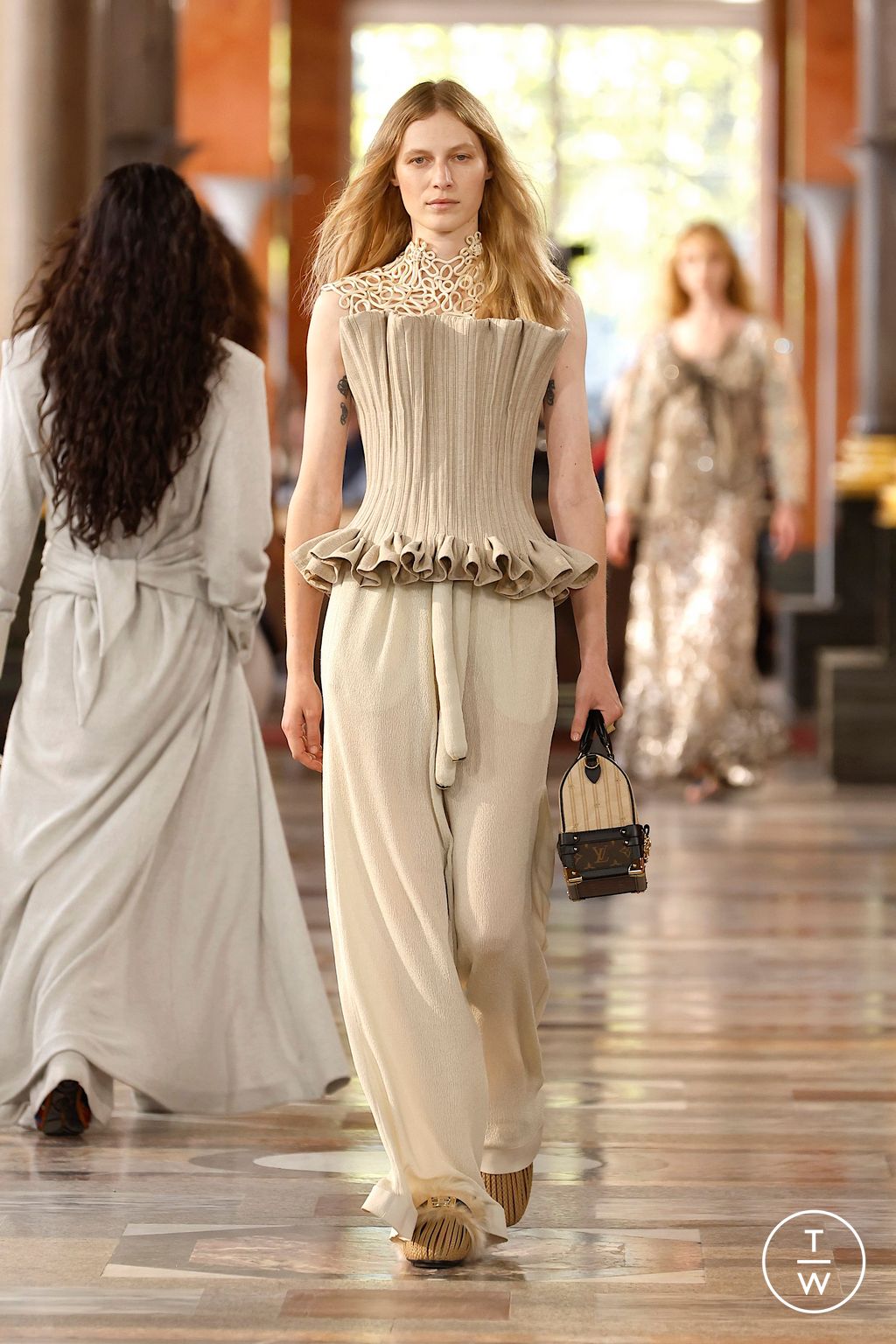 Fashion Week Paris Spring/Summer 2026 look 7 from the Louis Vuitton collection womenswear