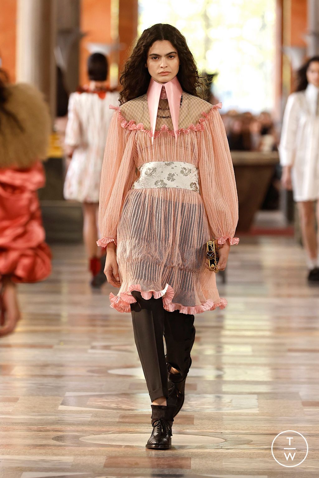 Fashion Week Paris Spring/Summer 2026 look 17 from the Louis Vuitton collection womenswear