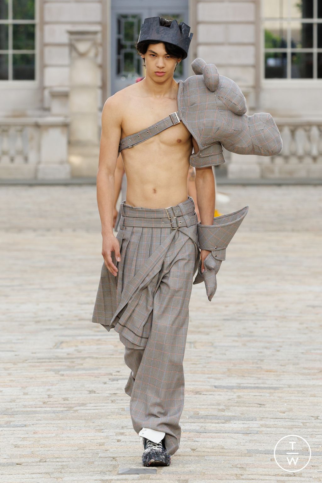 Fashion Week London Spring-Summer 2025 look 14 from the Charles Jeffrey LOVERBOY collection menswear