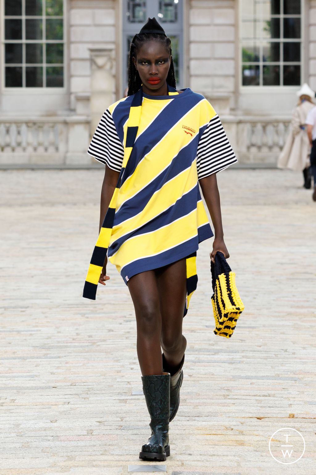 Fashion Week London Spring-Summer 2025 look 24 de la collection Charles Jeffrey LOVERBOY menswear