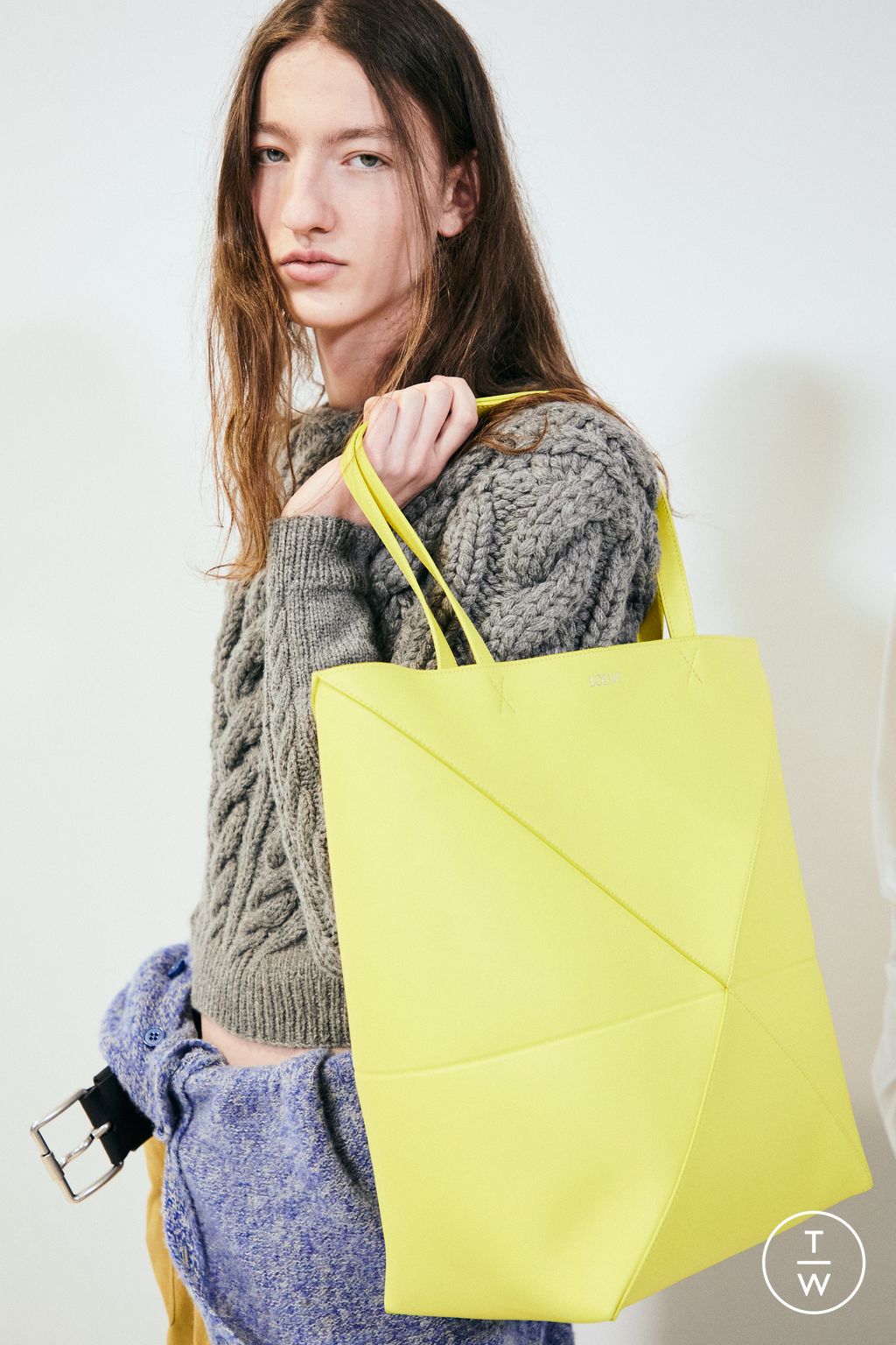 Fashion Week Paris Fall/Winter 2024 look 6 de la collection Loewe menswear accessories