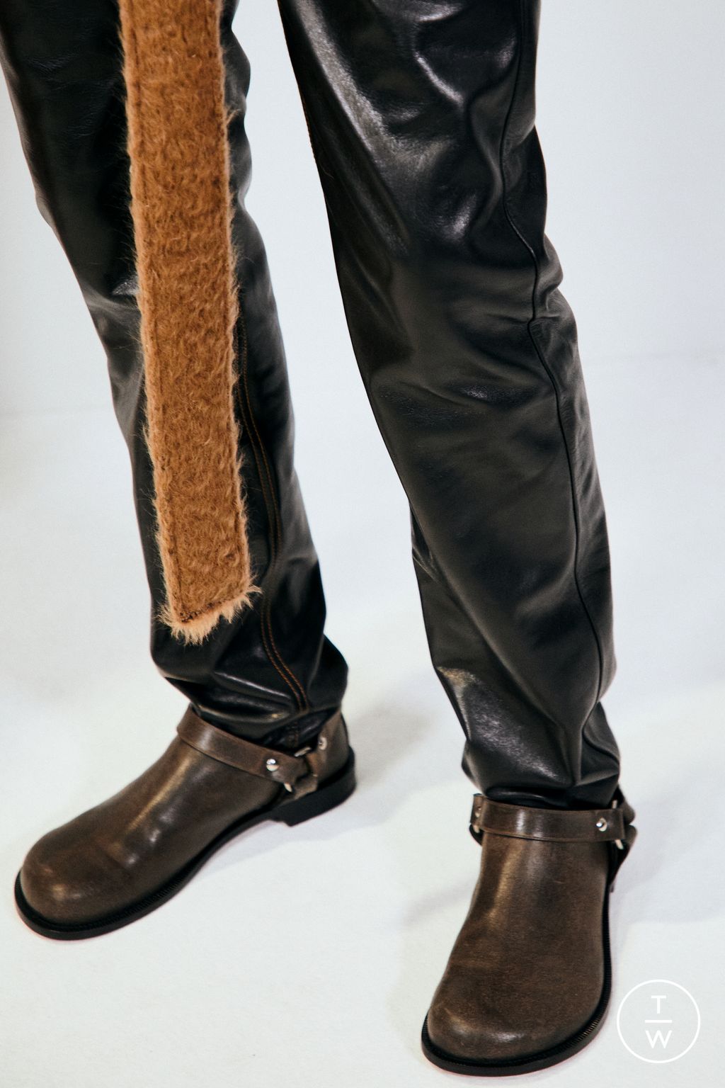 Fashion Week Paris Fall/Winter 2024 look 23 from the Loewe collection menswear accessories
