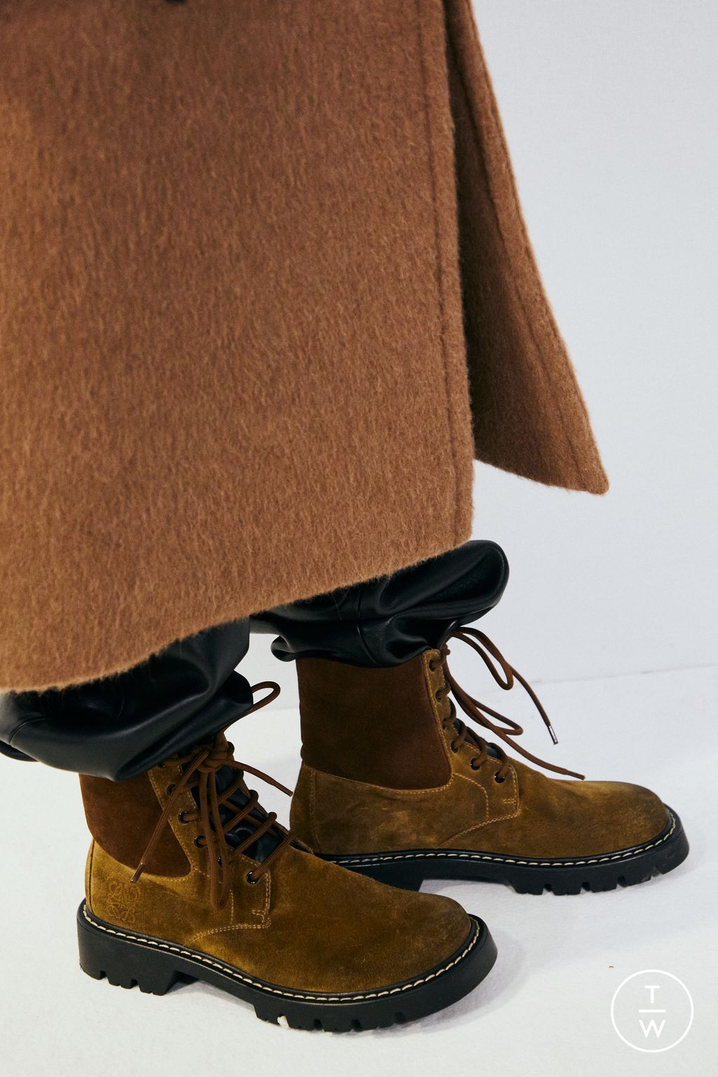 Fashion Week Paris Fall/Winter 2024 look 25 from the Loewe collection menswear accessories