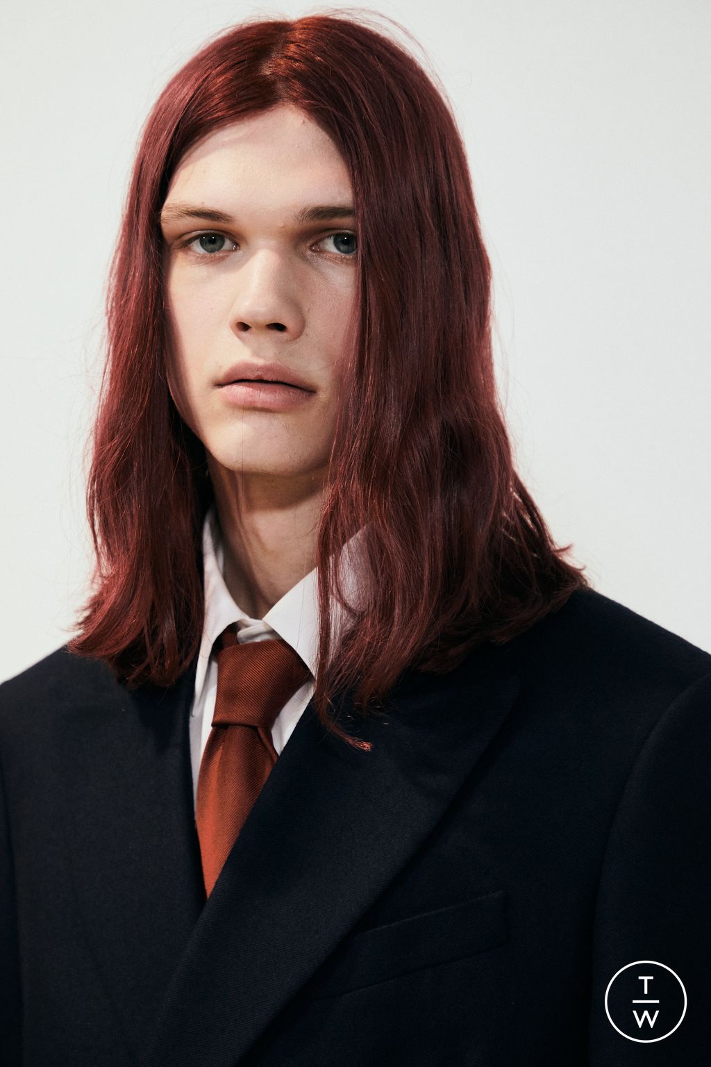 Fashion Week Paris Fall/Winter 2024 look 34 from the Loewe collection 男装配饰