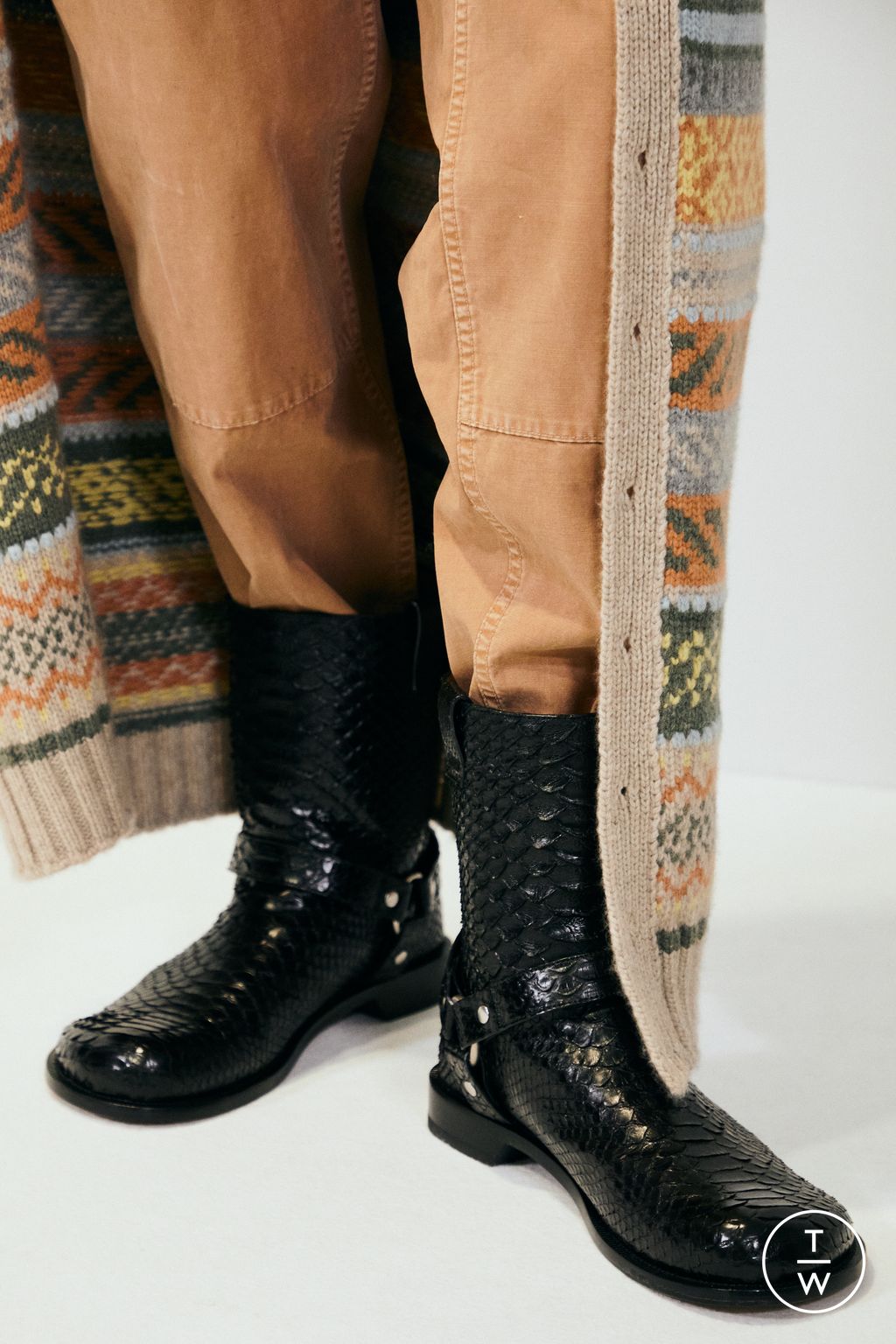 Fashion Week Paris Fall/Winter 2024 look 30 from the Loewe collection menswear accessories
