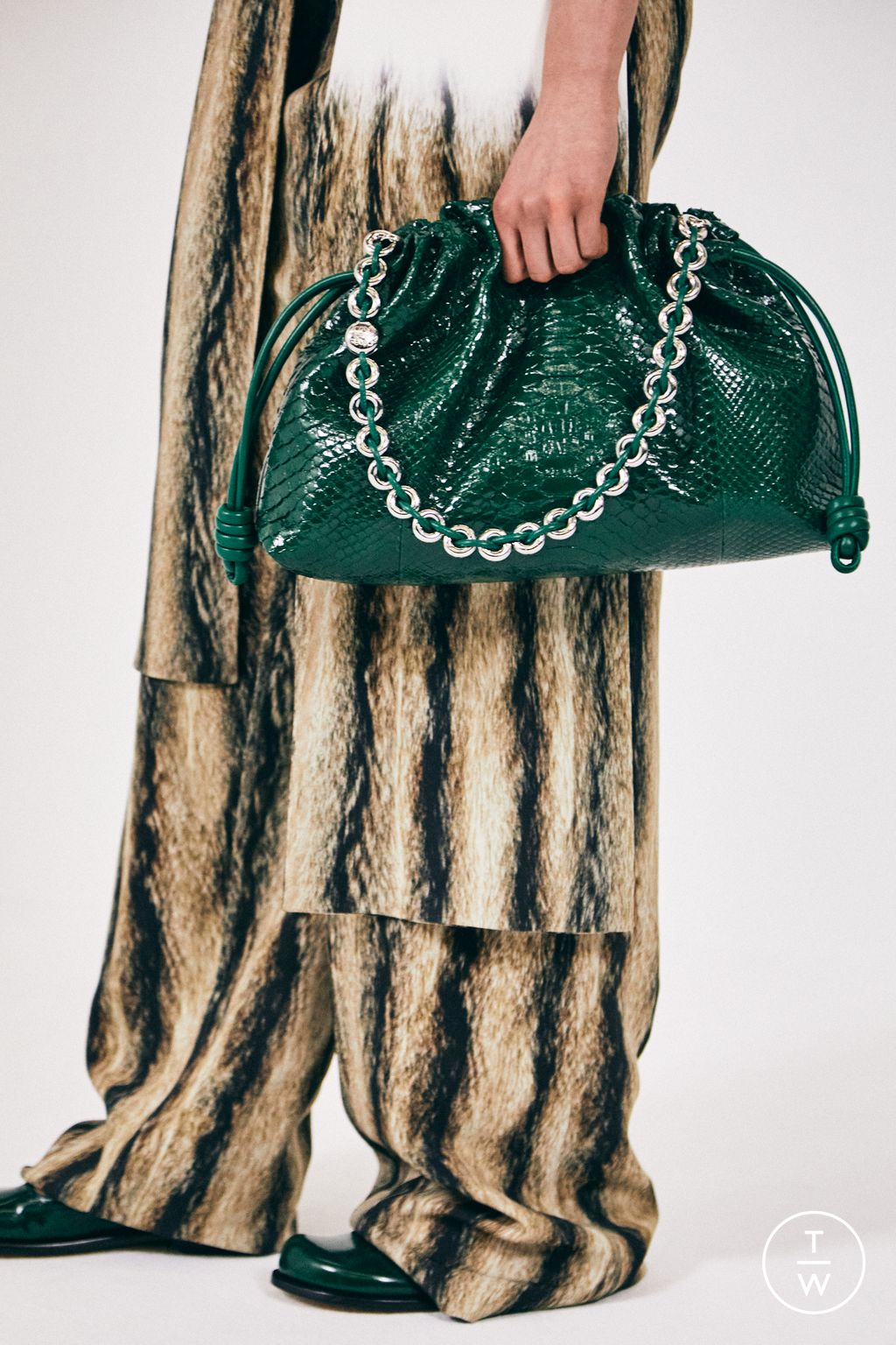 Fashion Week Paris Fall/Winter 2024 look 4 from the Loewe collection womenswear accessories