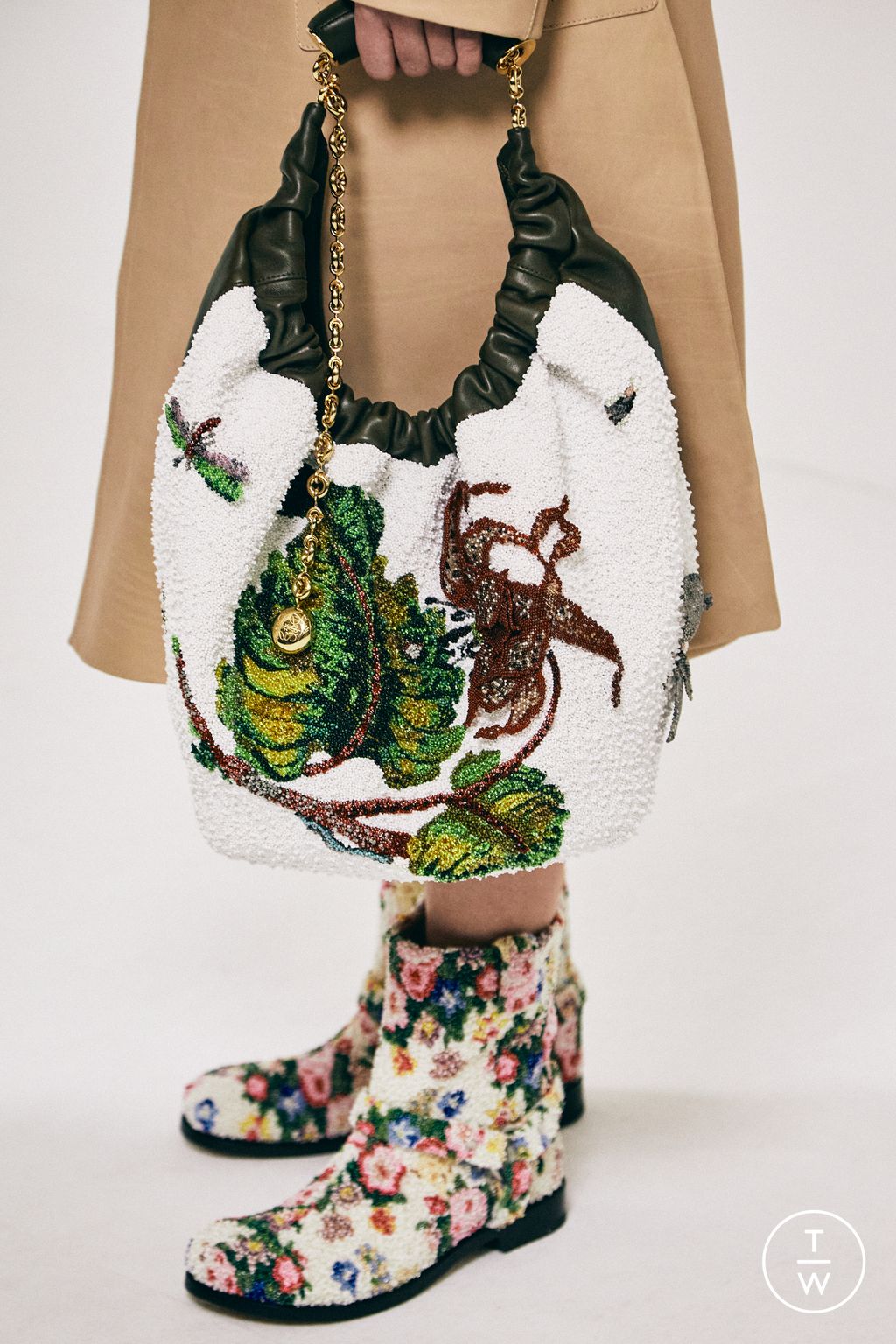 Fashion Week Paris Fall/Winter 2024 look 11 from the Loewe collection womenswear accessories