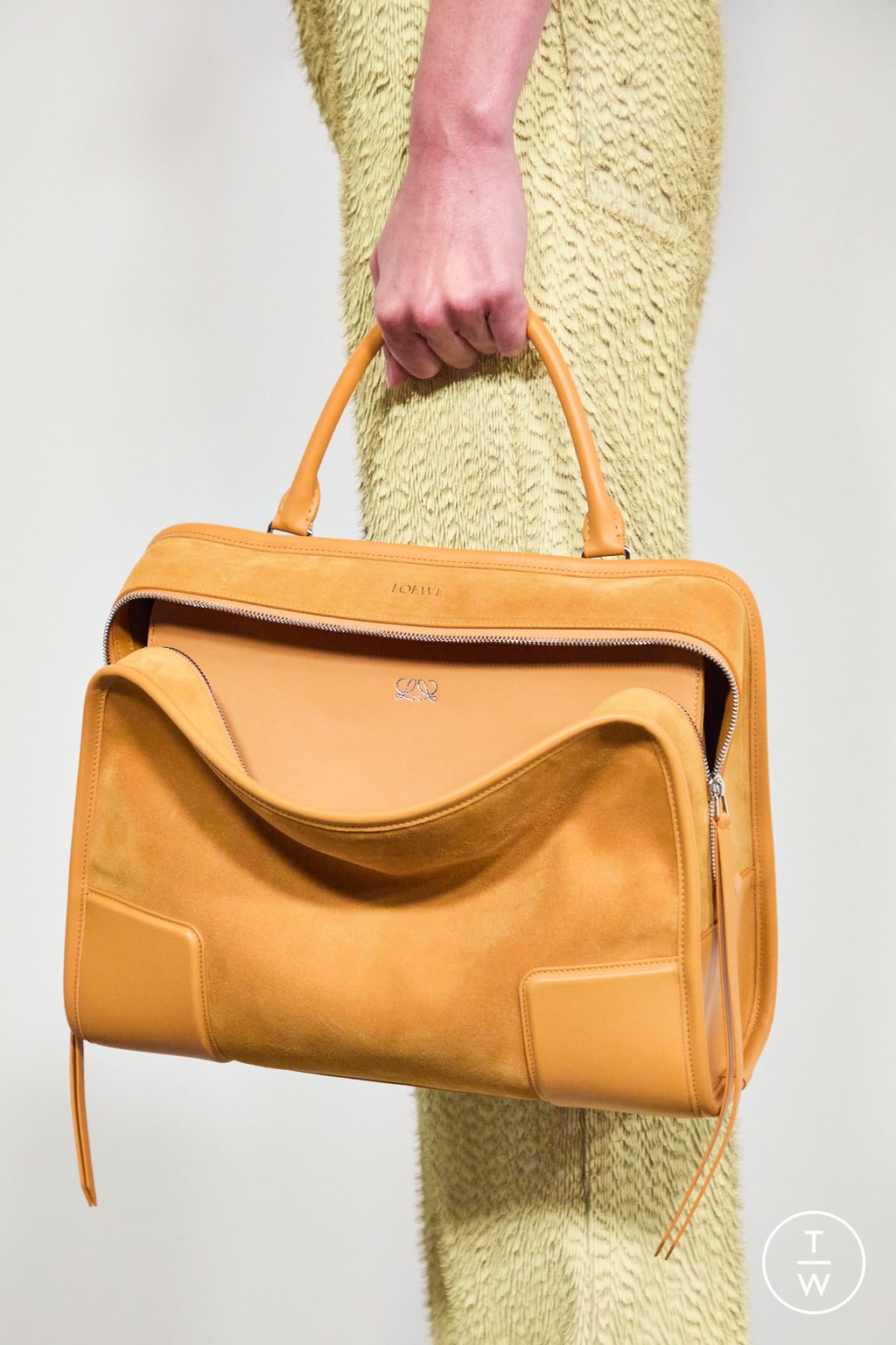 Fashion Week Paris Spring/Summer 2026 look 66 from the Loewe collection womenswear accessories
