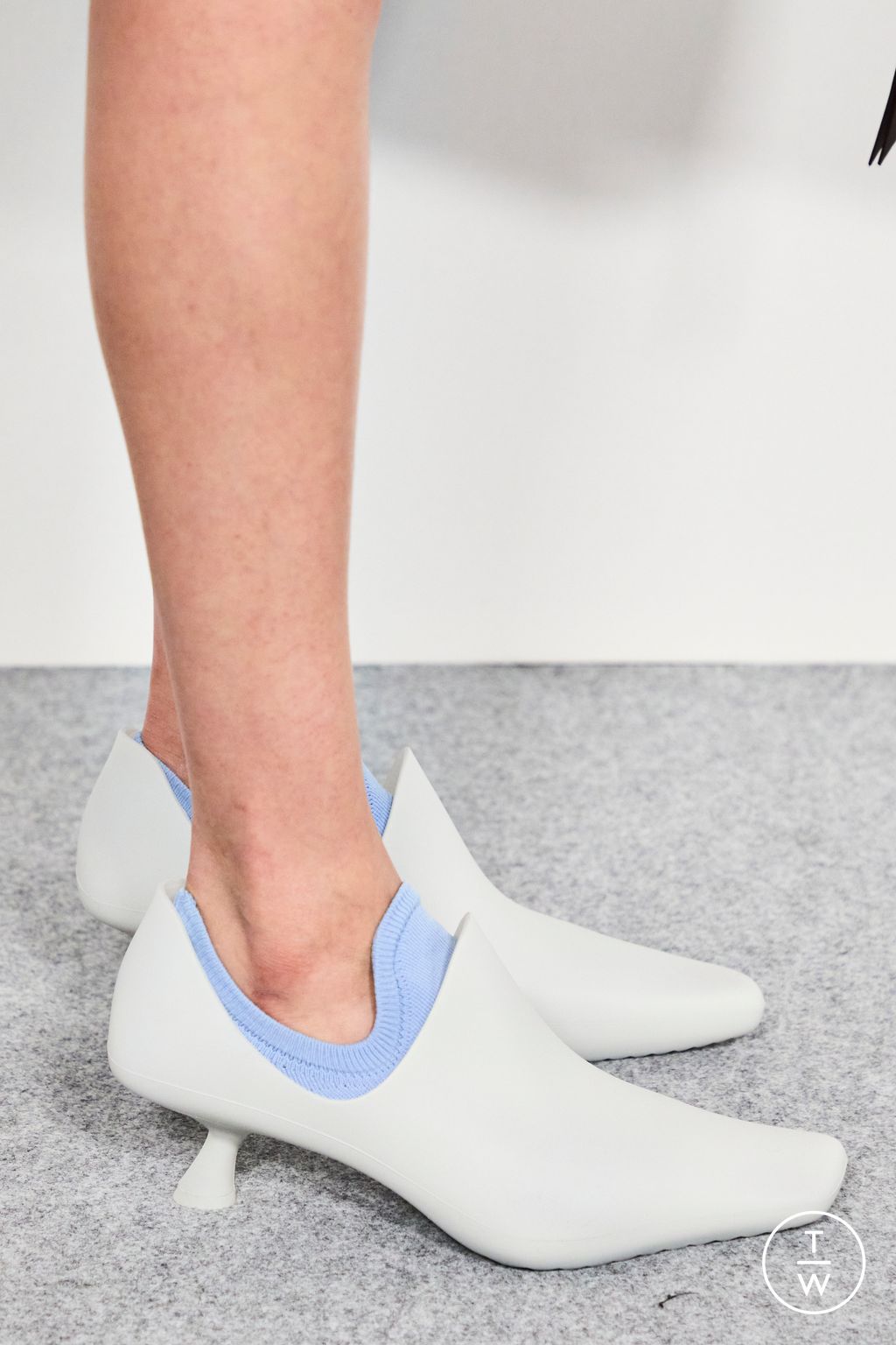 Fashion Week Paris Spring/Summer 2026 look 84 from the Loewe collection womenswear accessories