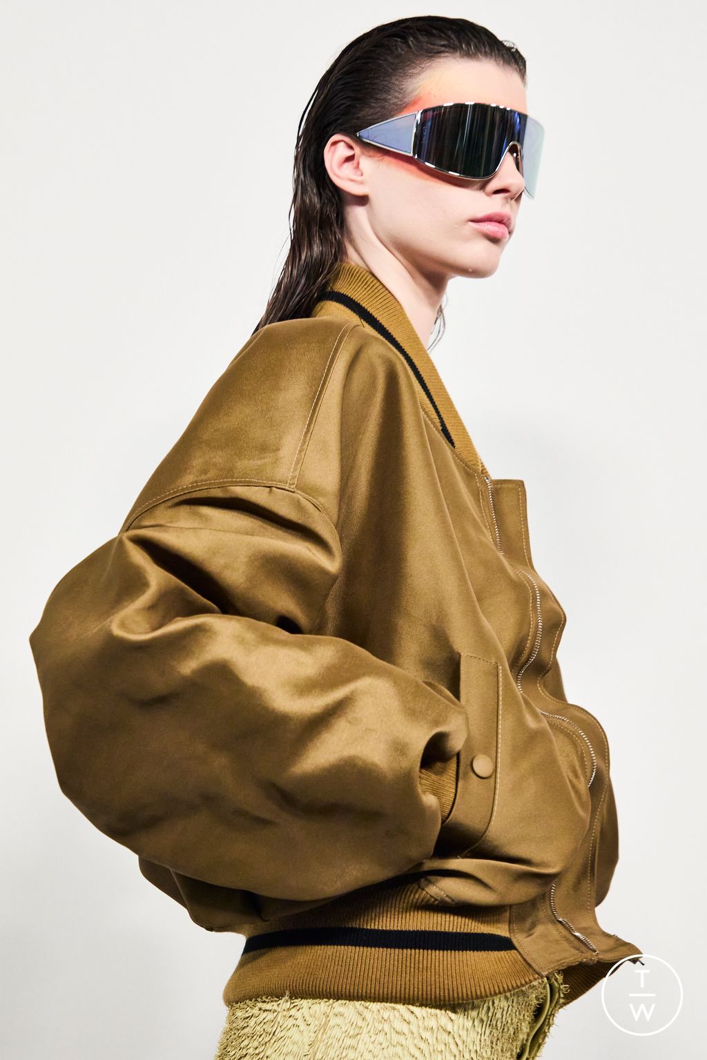 Fashion Week Paris Spring/Summer 2026 look 97 from the Loewe collection womenswear accessories