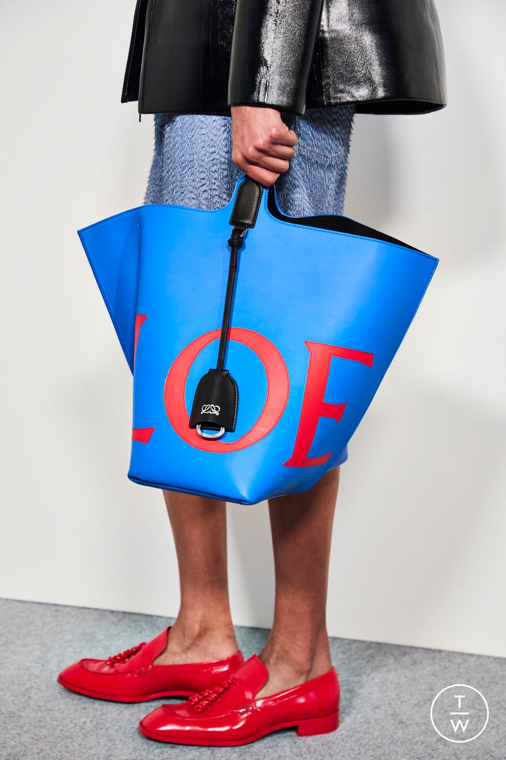 Fashion Week Paris Spring/Summer 2026 look 98 from the Loewe collection womenswear accessories