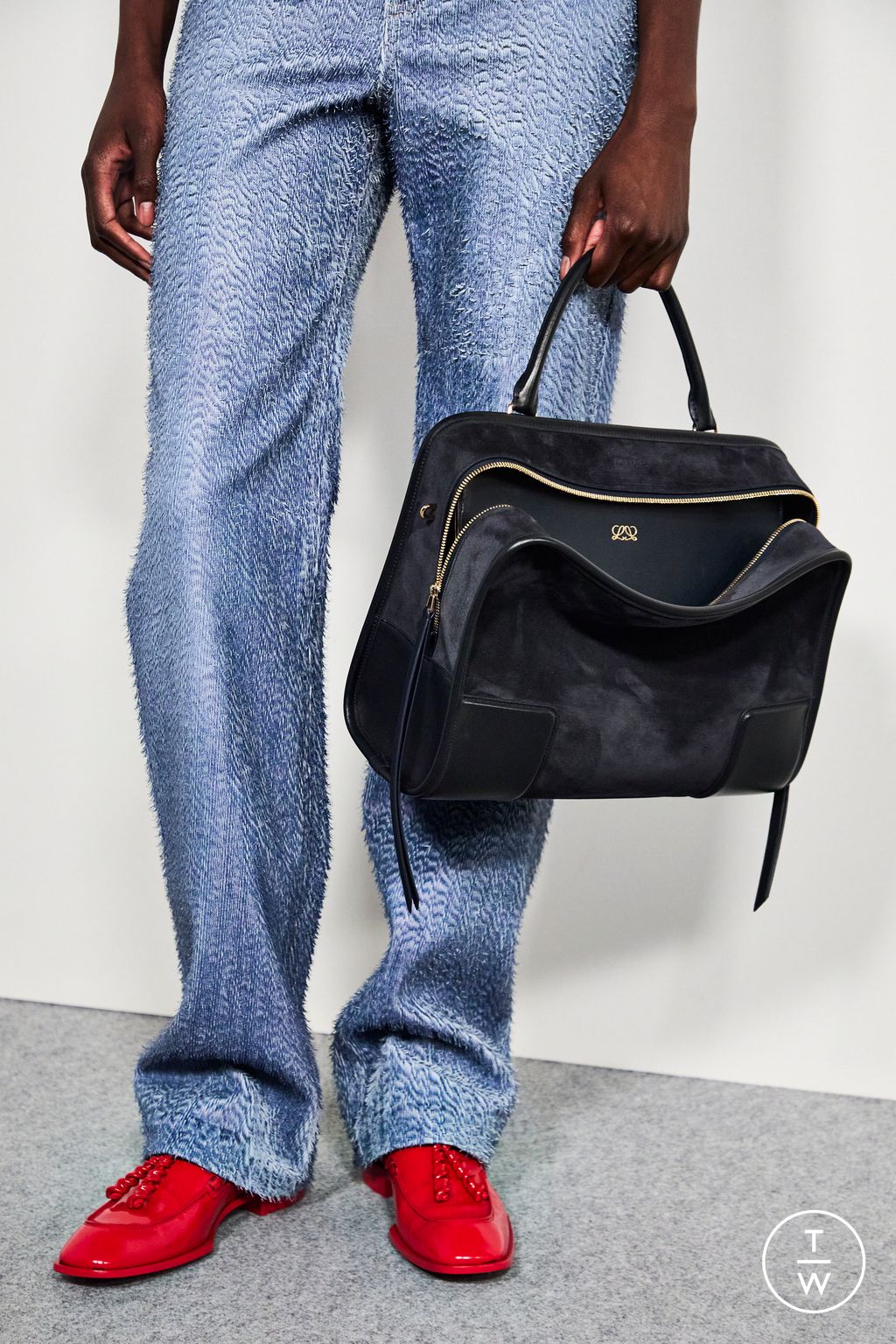 Fashion Week Paris Spring/Summer 2026 look 100 from the Loewe collection womenswear accessories