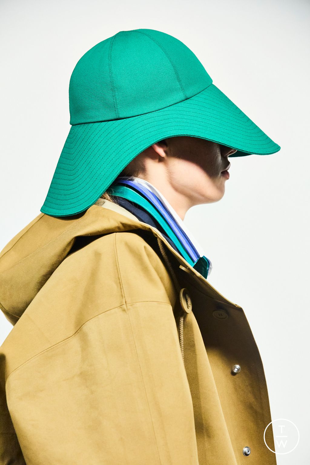 Fashion Week Paris Spring/Summer 2026 look 121 from the Loewe collection womenswear accessories