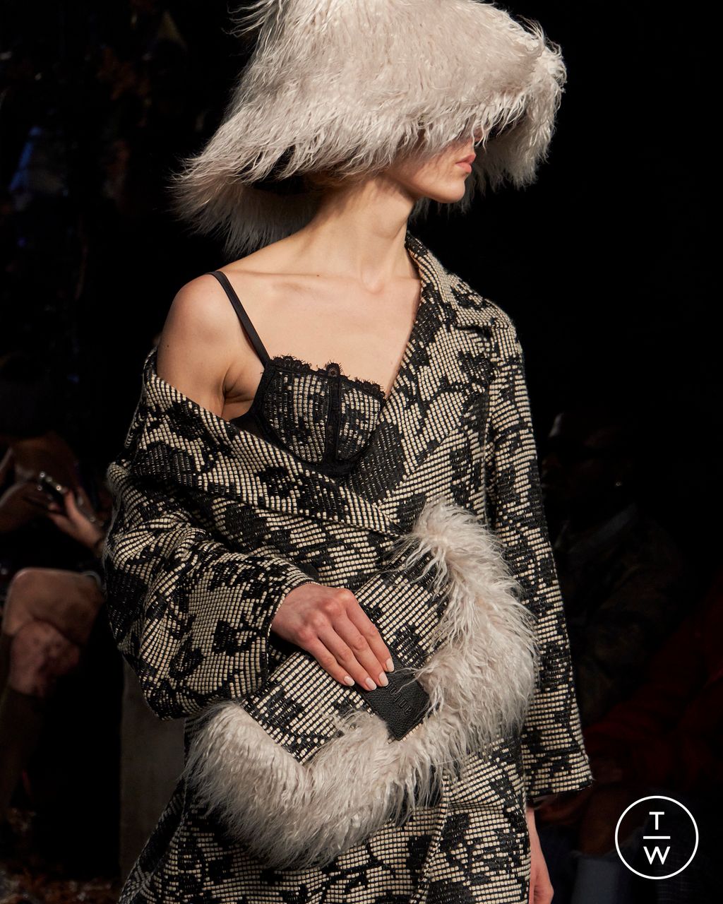 Fashion Week Milan Fall/Winter 2023 look 22 de la collection Antonio Marras womenswear accessories
